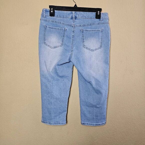 Artisan NY Light Wash Capri Pants - Picture 4 of 7